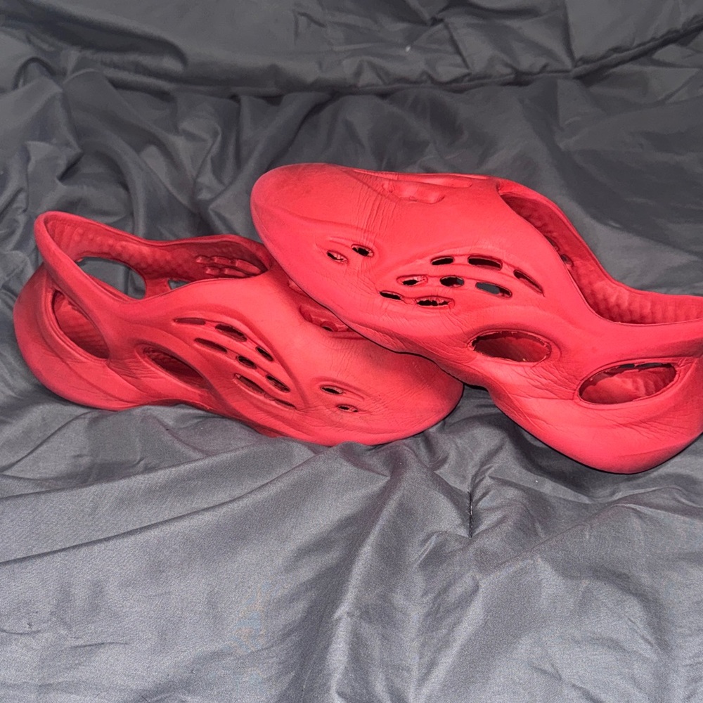 YEEZY - Mens 7, W 8.5 Adidas Yeezy Foam RNNR Vermillion Colorway